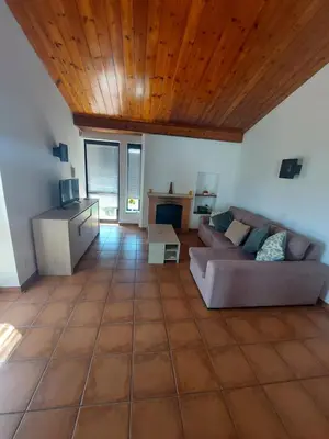 a living room with a couch and a wooden ceiling at Jacaranda 43-Moradia terrea in Albufeira