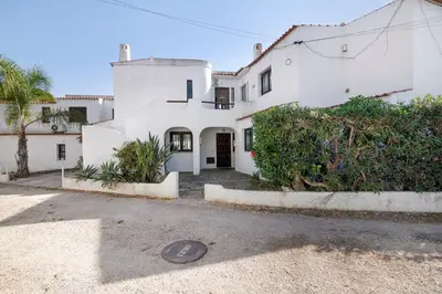 a white house with a driveway at Casa dos Bisos in Albufeira