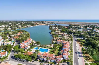 an aerial view of a town with a lake at Apartamento Mariana, Quinta do Lago