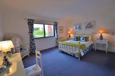 a bedroom with a bed and a window at Apartamento Mariana, Quinta do Lago