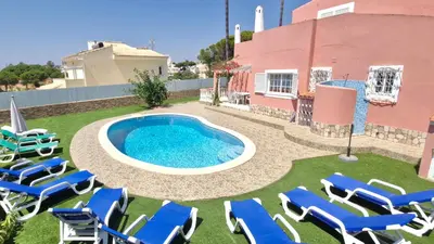a group of chairs and a swimming pool in a yard at Vila Paraiso da Maria 5 quartos duas salas, jardim, piscina, varanda com churrasqueira e WIFI in Olhos de Água