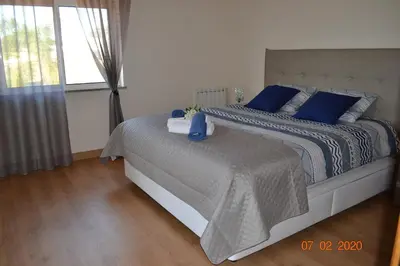 a bedroom with two beds with blue pillows and a window at Magnifique Villa à 10min de la mer in Faro