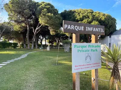 a sign for a park with a sign for a parrot exhibit at Estúdio na Falésia 2 in Olhos de Água