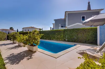 a swimming pool in the backyard of a house at Casa Nuria com 4 quartos, piscina e churrasco em Vale do Lobo in Almancil