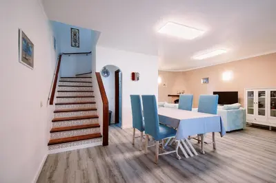 a dining room with a table and blue chairs at Casa Sauchi mit Gemeinschaftspool - Neu renoviert in Albufeira