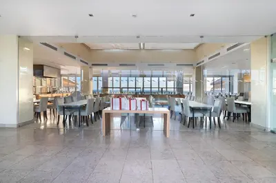 a dining room with a table and chairs at Paraiso do Atlantico in Albufeira