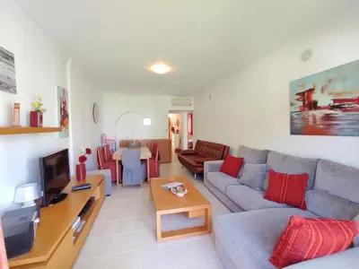 a living room with a couch and a tv at ABF62 confortavel T2 a 2,5km praia Gale in Galé