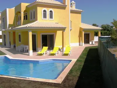 a villa with a swimming pool in front of a house at ABF38, encantadora Villa V4 em lugar sossegado in Guia