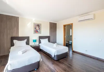 two beds in a hotel room with two beds at Villa Sierra in Guia