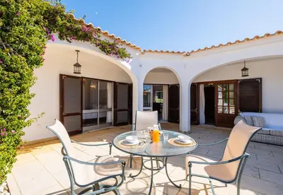 a patio with a table and chairs and a bed at Villa Retiro no Campo in Guia