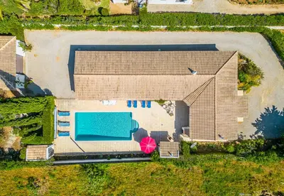an overhead view of a building with a swimming pool at Villa Retiro no Campo in Guia