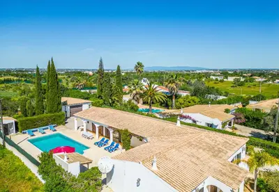 an aerial view of a house with a swimming pool at Villa Retiro no Campo in Guia