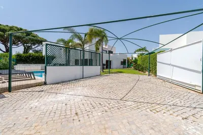 a dining room with a table and chairs and a pool table at Villa Navegante com Piscina Privada em Vilamoura in Quarteira