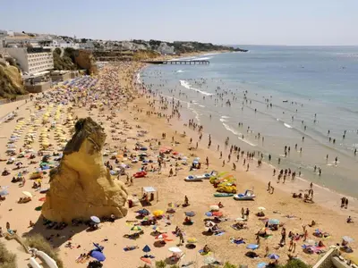 a large crowd of people on a crowded beach at Apartment Wohnung mit Terrasse by Interhome in Albufeira