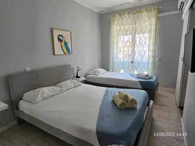 two twin beds in a room with a window at Blife Farensya private apartment in Faro