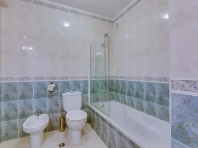 a bathroom with a toilet and a tub and a sink at Apartamento Mélias, 2 quartos e piscina, Vilamoura in Vilamoura