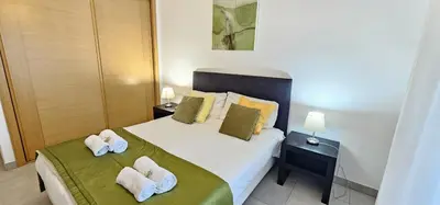 a bedroom with a bed with towels on it at Vitismar II com piscina, jardim e garagem in Guia