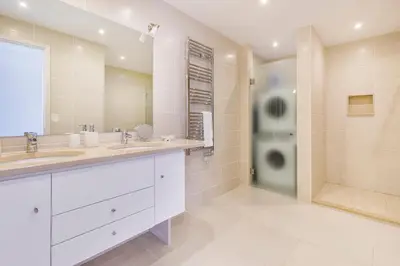 a bathroom with two sinks and a shower at Apartamentos Valverde - Quinta do Lago in Quinta do Lago