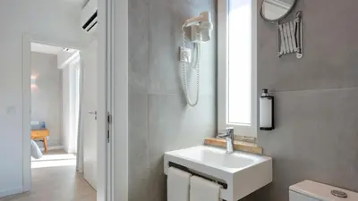 a bathroom with a white sink and a mirror at Hotel Made inn Faro in Faro