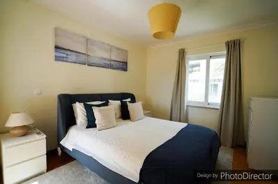 a bedroom with a large bed and a window at Quinta do Lago - Apartamento Salinas in Quinta do Lago