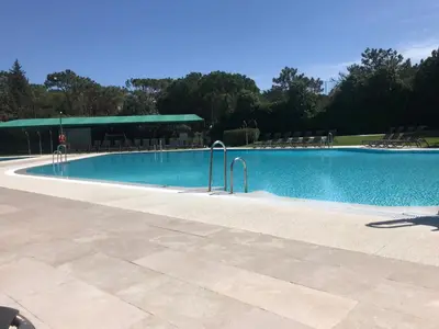 a large swimming pool with chairs around it at Quinta do Lago Golf in Quinta do Lago