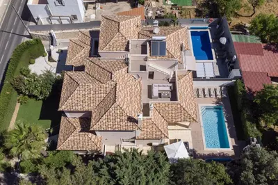 an aerial view of a house with a swimming pool at Casa no Sol in Loulé
