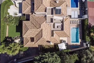 an aerial view of a house with a swimming pool at Casa no Sol in Loulé