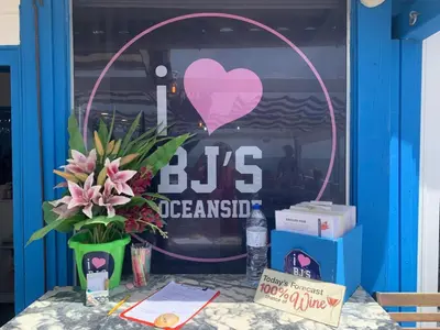 a table with a heart sign in a window at Mare Viva Beach Apartment in Quarteira