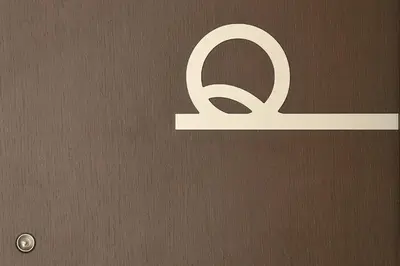 a sign with the letter q on a brown wall at Original 3 Bedroom Downtown in Albufeira