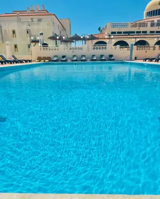 a large swimming pool in front of a building at Albufeira Jardim 2 Studio in Albufeira