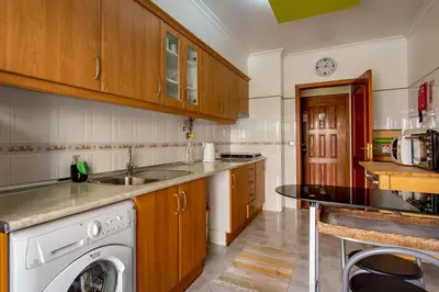 a kitchen with a washer and a dishwasher at Casa das Lontras in Faro
