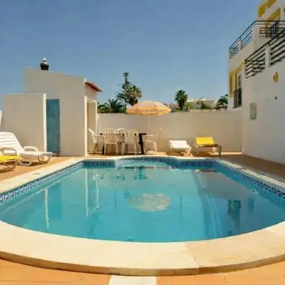 Villa V4 com Piscina Privada a 400 metros da Praia