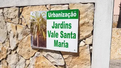 a sign on the side of a stone wall at Villa Jardins 2 by Sunny Deluxe in Albufeira