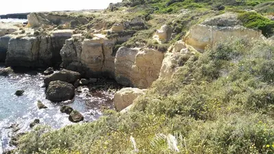 a rocky shoreline with a body of water at Villa Lena in Albufeira
