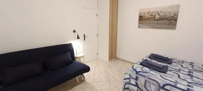 a bedroom with a blue bed and a couch at Casa 