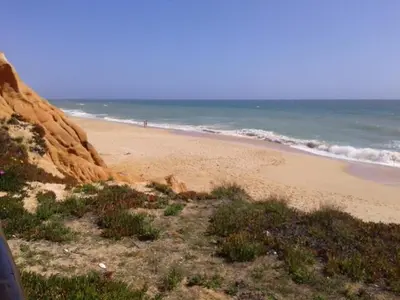 a sandy beach with the ocean in the background at Apartamento Praia da Falésia in Albufeira