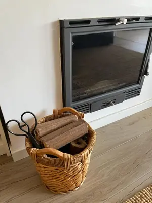 a wicker basket with a bench in front of a tv at ExcelStay - Balaia in Albufeira