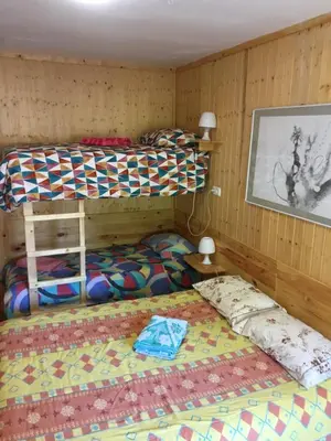 a room with two bunk beds and a bed at Rua Fancisco Barreto in Faro