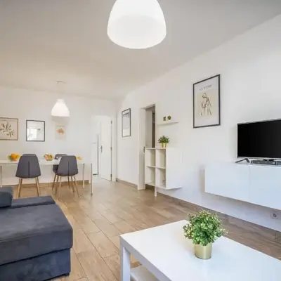#002 Donalds Flat by Home Holidays