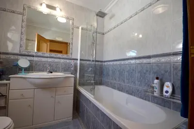 a bathroom with a tub and a sink and a bath tub at magnifique et spacieuse villa avec piscine privative in Albufeira