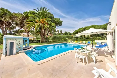 Gallery image of Large private pool viilla, close to amenites, free air conditioning and wifi in Quarteira