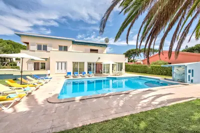 Gallery image of Large private pool viilla, close to amenites, free air conditioning and wifi in Quarteira