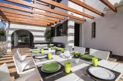 a dining room with a table with green plates at Villa Magali in Galé