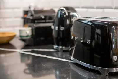 a toaster sitting on top of a kitchen counter at Victory Beach House in Quinta do Lago