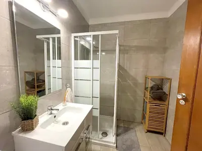 a bathroom with a sink and a shower at Apartamento bem localizado in Albufeira