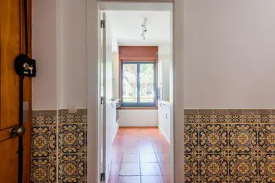 a hallway with a door leading to a bathroom at Aldeia das Açoteias Apartment in Roja- Pé