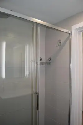 a shower with a glass door in a bathroom at magnifico apartamento in Albufeira