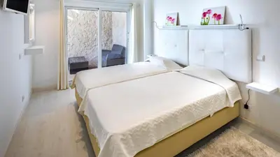 a bedroom with two beds and a window at Apartamentos Mónaco by Garvetur in Albufeira