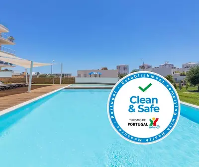 a sign for a clean and safe swimming pool at Garden Design in Albufeira