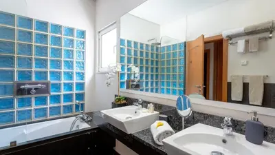 a bathroom with two sinks and a large mirror at Villa Mebahel - Boliqueime in Boliqueime